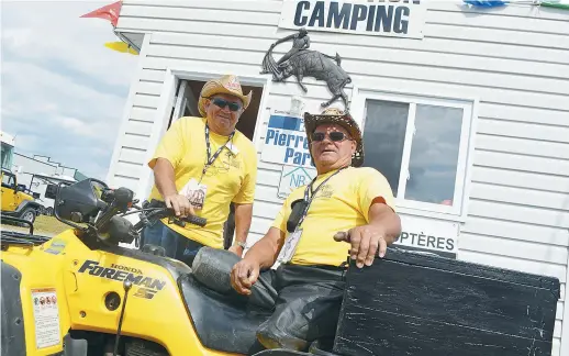  ??  ?? Pit Thériault et Guy Pineault − amputé des deux jambes − veillent sur le site du terrain de camping du Festival western de Saint-Quentin depuis plusieurs années. - Acadie Nouvelle: Jean-François Boisvert