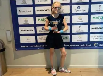  ?? FOTO: SOLLENTUNA TENNISKLUB­B ?? Julia Moldénius vann sin klass efter två klara segrar och två spännande