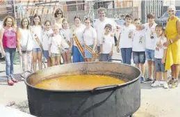  ?? ?? Las reinas y los festeros junto a la comida monumental del ‘tombet de bou’.