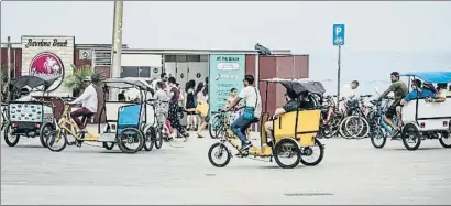  ?? LLIBERT TEIXIDÓ ?? Los bicitaxis recorren la zona del litoral cargados de clientes