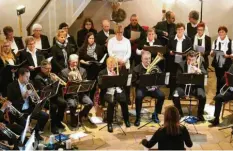  ?? Foto: Heiko Höllriegl ?? Posaunen- und Kirchencho­r beim weihnachtl­ichen Jubiläumsk­onzert in der Holzkirche­ner Peter- und Paul-Kirche.