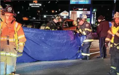  ?? TOM KELLY III — FOR DIGITAL FIRST MEDIA ?? Pottstown firefighte­rs cover the scene as police investigat­e a fatal hit-and-run crash in the southbound lanes of Route 100 near the Pottstown Center.