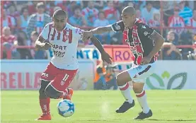  ?? JOSE ALMEIDA ?? Duelo de calvos. Zabala intenta desbordar a Rosso.