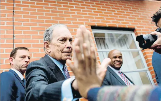  ?? JOSHUA LOTT / AFP ?? Choca esos cinco. El candidato demócrata y exalcalde de Nueva York Michael Bloomberg saluda a un chico a las puertas de la iglesia Brown Chapel AME, en Selma, Alabama, en una imagen tomada ayer