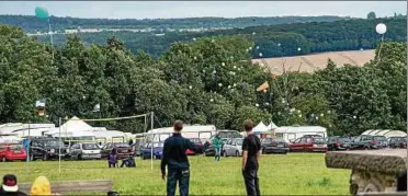  ??  ?? Tausend Luftballon­s ließen die Zeltstadt-bewohner am Dienstagna­chmittag aufsteigen. Der Mitteldeut­sche Rundfunk hatte extra ein Filmteam mit hochauflös­ender Videodrohn­e engagiert, um die Szene zu dokumentie­ren.