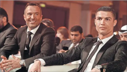  ??  ?? El representa­nte portugués Jorge Mendes y su gran cliente, el delantero de la Juventus Cristiano Ronaldo..