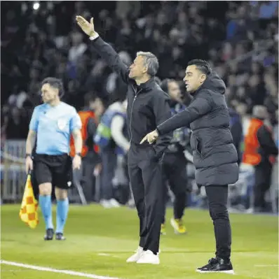  ?? Yoan Valat / Efe ?? Luis Enrique y Xavi, anoche en el Parque de los Príncipes durante el Paris SG-Barça.