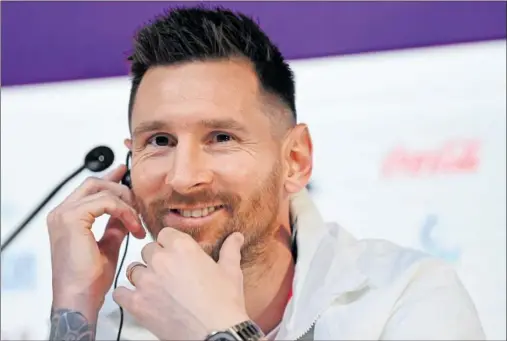  ?? ?? Messi posa sonriente durante la rueda de prensa previa al partido contra Arabia Saudita.