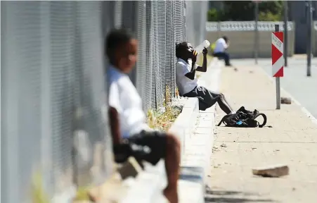  ?? PICTURE: HENK KRUGER/AFRICAN NEWS AGENCY/ANA ?? HARD GOING: Many single parents battle with the costs of school uniforms and stationery.