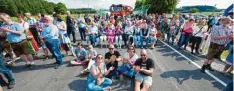  ?? Foto: Christian Rudnik ?? Nach achtzehn Monaten Bauzeit wird die Ortsumfahr­ung Lengenfeld im Beisein etlicher Ehrengäste feierlich eröffnet.