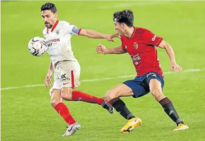  ?? Foto: Oskar Montero ?? Manu Sánchez, defendiend­o a Jesús Navas durante el Osasuna-sevilla en El Sadar.