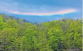  ??  ?? CHASING RAINBOWS: A circumhori­zontal arc is a rare sight in Europe