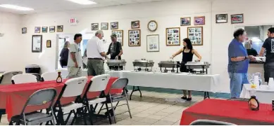  ?? PHOTO BY CHRISTIE ESTEP ?? Doug Exline and Kelsie Strobel getting ready to served the food to the customers.