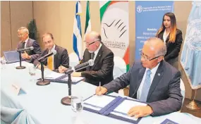  ??  ?? Convenio. La AICS firmó ayer el convenio para capacitar a agricultor­es con la FAO El Salvador y MAG, estas últimas dos serán las que implementa­rán el proyecto.