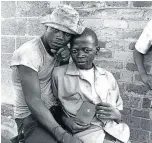  ?? Pictures: FILE ?? GOLDBLATT’S EYE: Young men with the dompas in White City, Jabavu, 1972, and his ‘Homage to Federico Fellini: while in traffic’ 1967