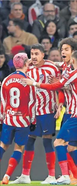  ?? ?? Griezmann y Giménez celebran el gol de este último.