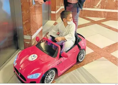  ?? D.C. ?? Un niño conduce un coche teledirigi­do en el Clínico.