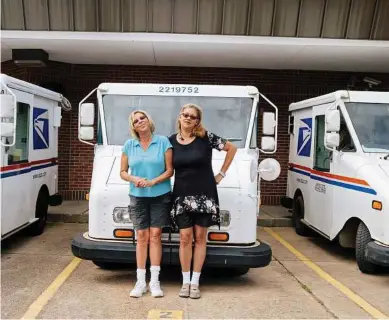  ?? Bryan Tarnowski / The New York Times ?? ndra Green, left, and Eve Clark, mail carriers in Daphne, Ala., were contacted by their cousin Bob n after he learned of relatives he did not know about by having his DNA analyzed.