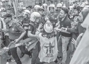  ??  ?? PEGAWAI polis Turki bertelingk­ah dengan penunjuk perasaan di Istanbul, kelmarin. — Gambar AFP