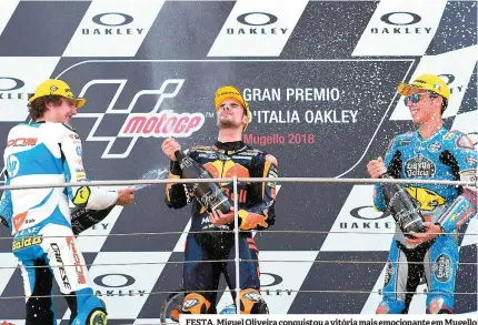  ??  ?? FESTA. Miguel Oliveira conquistou a vitória mais emocionant­e em Mugello