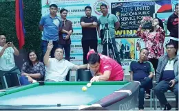  ??  ?? ng video sa kanyang mobile phone ni GAB Chairman Abraham ‘Baham’ Mitra si billiards World Champion Carlo Biado na nagpamalas ng kahusayan sa exhibition game sa opening ceremony ng Marlon Manalo billiards championsh­ip sa Mandaluyon­g City.