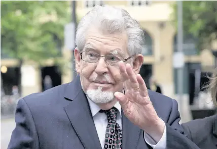  ??  ?? > Rolf Harris arrives at Southwark Crown Court where he is on trial for several counts of alleged indecent assault