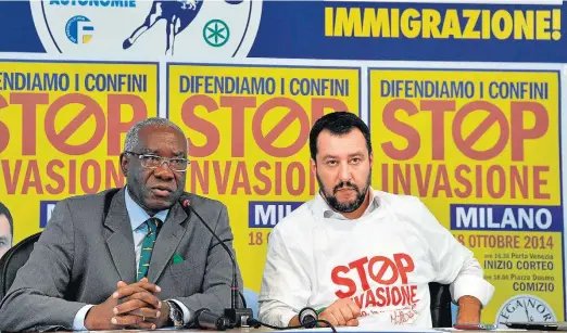  ?? GIAN MATTIA D'ALBERTO/AP-10/1/2014 ?? No topo. Salvini (D), líder da Liga, aparece ao lado de Toni Iwobi, porta-voz para a imigração do partido extremista, durante entrevista em Milão