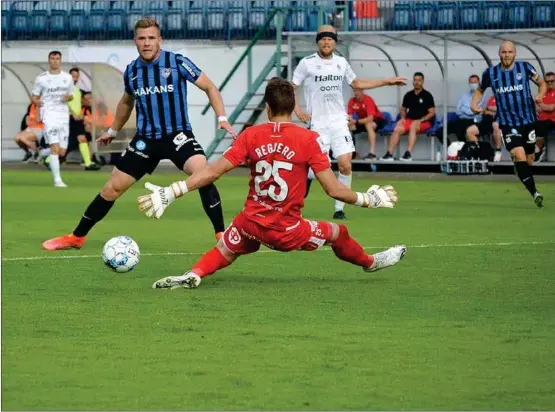  ?? MATS LUNDBERG ?? KALASSTART. 1–0. Lahtisförs­varet är aktersegla­t och Benjamin Källman rullar behärskat in bollen bakom mötande Antonio Reguero.