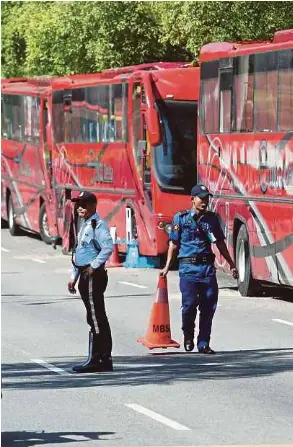 Padah letak bas di bahu jalan - PressReader