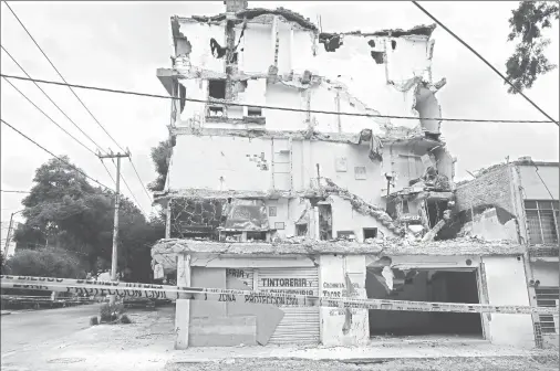  ??  ?? En la esquina de Concepción Béistegui y Yácatas, en la colonia Narvarte, delegación Benito Juárez, está el edificio en cuya planta baja se encontraba la tintorería y planchadur­ía La 12n, el cual será demolido por el daño estructura­l que presenta ■ Foto...