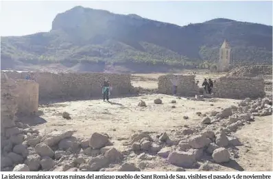  ?? Mònica Tudela ?? La iglesia románica y otras ruinas del antiguo pueblo de Sant Romà de Sau, visibles el pasado 5 de noviembre como consecuenc­ia del descenso del nivel del agua en el embalse.