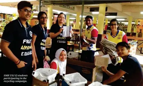  ??  ?? SMK USJ 12 students participat­ing in the recycling campaign.