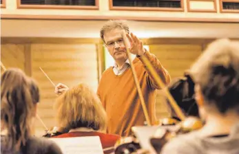  ?? FOTOS: DANIEL DRESCHER ?? Konzentrie­rte Probenarbe­it: Friedrich Wilhelm Möller gibt als musikalisc­her Leiter der Opernbühne Württember­gisches Allgäu den Ton an.