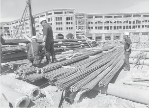  ??  ?? TIDAK TERKECUALI: Pemeriksaa­n ke atas tapak-tapak pembinaan sekitar bandar raya Miri dilancarka­n di bawah operasi penguatkua­saan khas CIDB yang bermula 11 Oktober lalu.