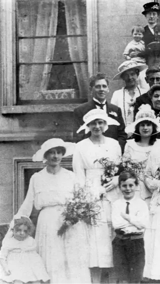  ??  ?? DUN LAOGHAIRE PARISHIONE­RS: Ethel and Rowland Crossley on their wedding day.