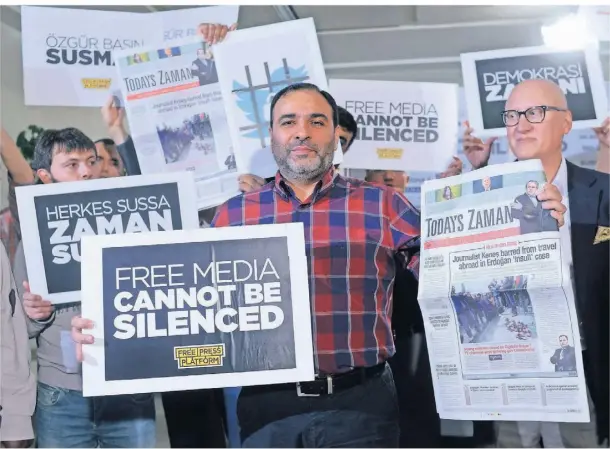  ?? FOTO: ISA SIMSEK, ZAMAN/AP ?? Bülent Kenes (M.), kurz bevor er 2015 in Istanbul verhaftet wurde.
