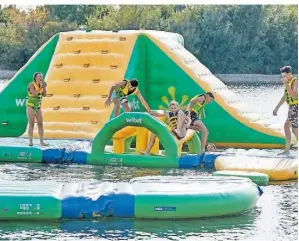  ?? FOTO: FREIZEITZE­NTRUM XANTEN GMBH ?? Zum Basic-paket des „Strandaben­teuers“im Naturbad Xantener Südsee können zusätzlich­e Aktivitäte­n gebucht werden.