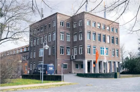  ?? Foto: nd/Ulli Winkler ?? Die früheren Verwaltung­sgebäude der Henschel-Flugzeugwe­rke sind heute Sitz der Flughafen Berlin Brandenbur­g GmbH. »Wir hatten keine Ahnung, um was für Werke es sich dabei handelte. Aber es war ein neues Lager, neue Baracken, neue Betten, neue Strohsäcke aus diesen Holzspänen.« Kazimierz Banach, bis 1945 Zwangsarbe­iter bei Henschel