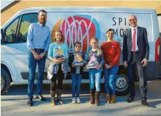  ??  ?? Josef Falch, Josefine Abele, Emma Kriener, Hannah Luisa Beck, Melanie Zacher sowie Johannes Schubert (von links) vor dem neuen Auto „Blitz“, dass demnächst im neuen Gewand auf den Straßen in Augsburg und im Landkreis zu sehen sein wird.