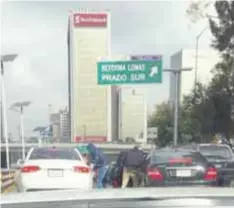  ?? / ESPECIAL ?? En la fotografía que circuló en las redes sociales se observa a dos sujetos, cada uno abriendo la puerta de dos vehículos, detenidos por el tráfico.