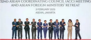  ?? Agence France-presse ?? ↑
ASEAN Secretary General and Foreign Ministers pose for a group photo in Jakarta on Friday.