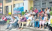  ?? HT PHOTO ?? Members of Himachal Pradesh University Teachers’ Union hold a protest on the university campus in Shimla on Tuesday.