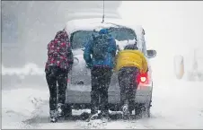  ??  ?? Passengers push a taxi up a hill in Battlefiel­d, Glasgow