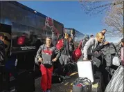  ?? ERIC STIRGUS / ESTIRGUS@AJC.COM ?? Bulldogs players and staff collect their belongings after arriving on campus from the national championsh­ip game.