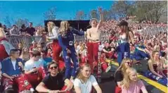  ??  ?? RIBUAN remaja Norway berkumpul dalam satu konsert ketika pesta ‘Russefeiri­ng atau Russ’ bagi meraikan kejayaan tamat sekolah tinggi. - Agensi