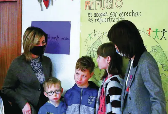  ?? EUROPA PRESS ?? Un madre con sus tres hijos refugiados a su llegada a España