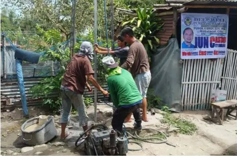  ?? (Chris Navarro) ?? WATER PUMP. Workers rush theInstall­ation of deep well water pump at Purok 4, Barabgay Sta. Ines Mabalacat City which was donated by Councilor Jun T. Castro and Vice Mayor Atty. Geld P. Aquino , through the effort of Kag. Rodel Layug.