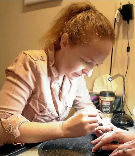  ?? LUKE KIRKEBY/ STUFF ?? Tokoroa nail technician Amanda Viviers working on a client’s nails.