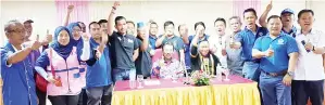  ??  ?? MUSA (duduk, kiri) dan Sairin (duduk, kanan) merakamkan gambar kenangan bersama AJK BN Keningau.