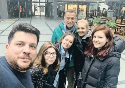  ?? LEONID VOLKOV / AP ?? Leonid Vólkov, estratega de Navalni, hace una selfie con este, su mujer y seguidores en Berlín, en enero